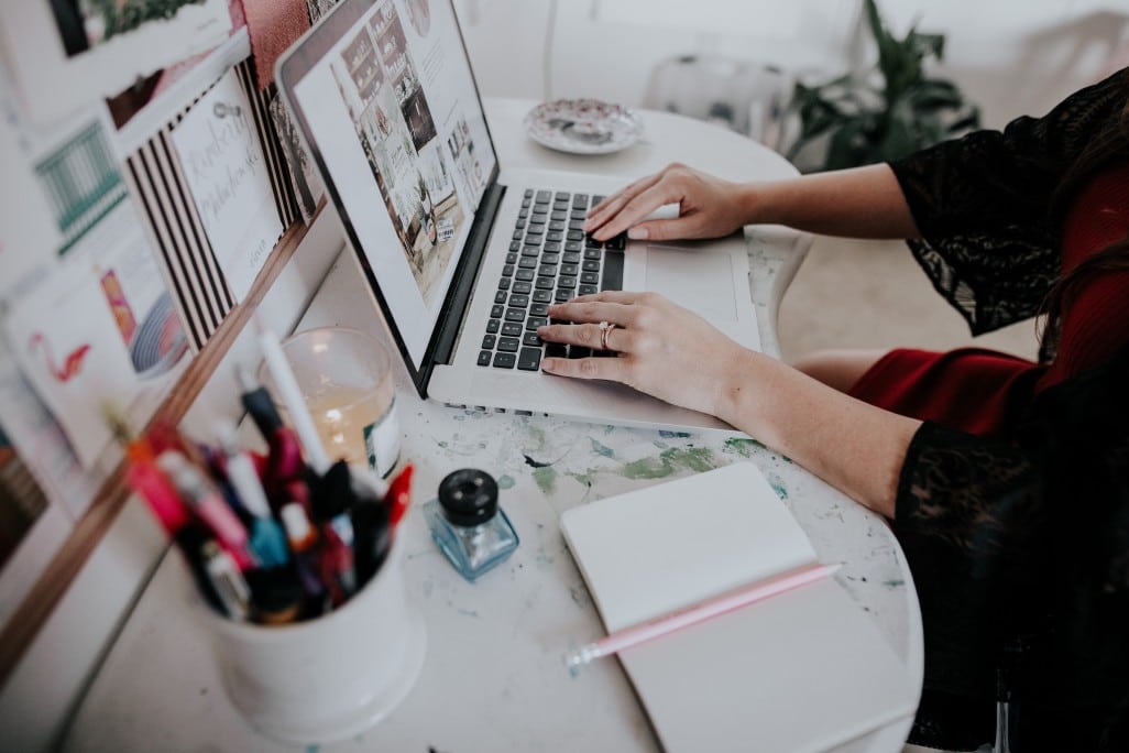 Voller Einsatz im Büro - die richtige Technik an Laptop, Drucker & Materialien ist wichtig! Bild: @photographybymelissamarie via Twenty20